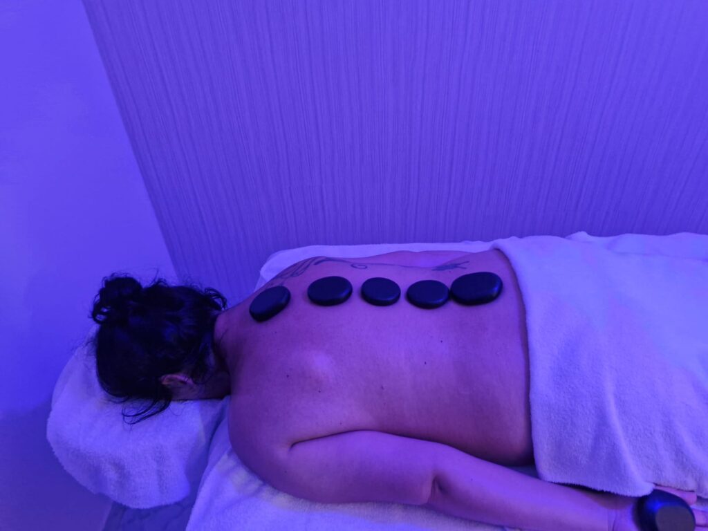 Pedras quentes associado a cromoterapia